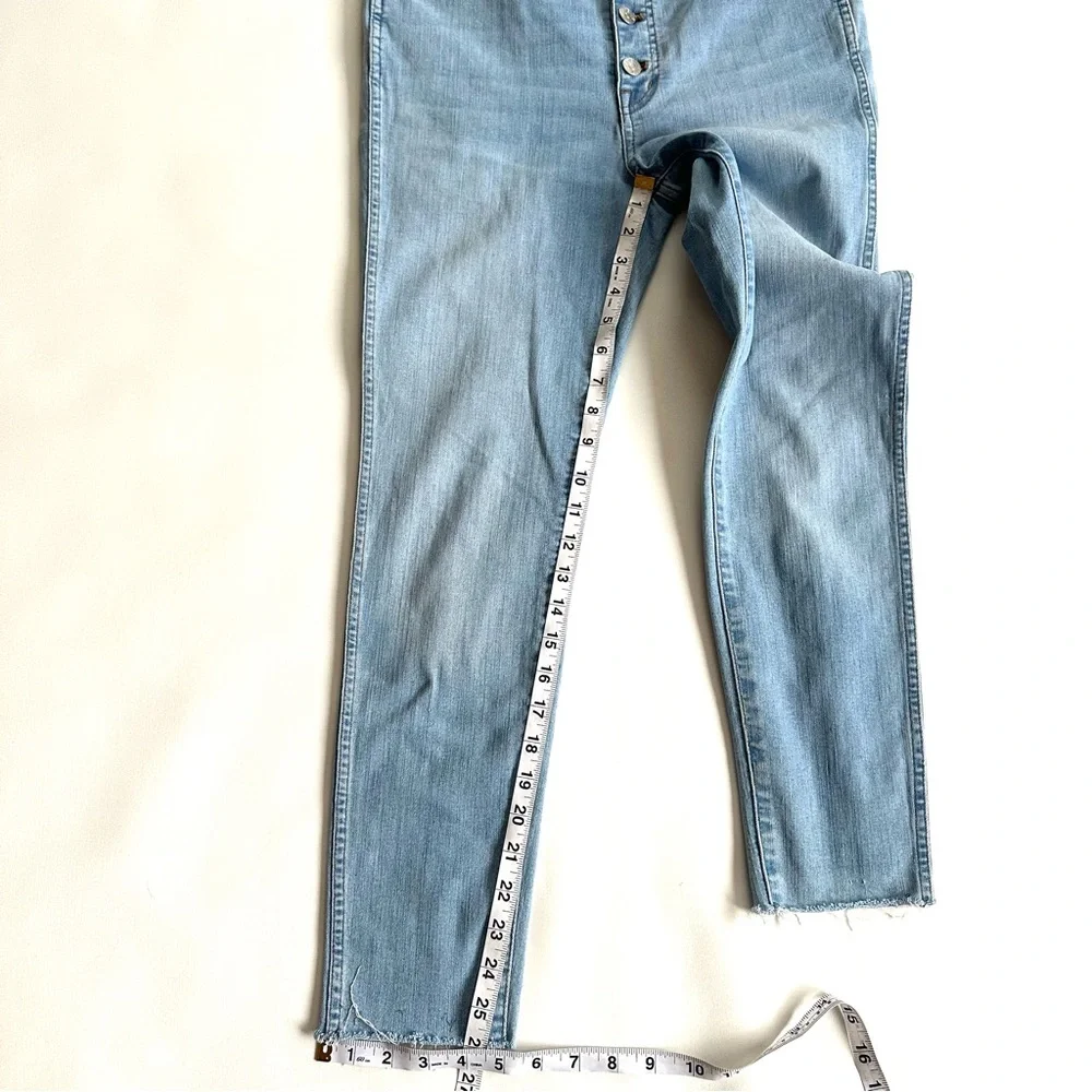 MADEWELL 10” HIGH-RISE LIGHT WASH BUTTON-FRONT RAW-HEM SKINNY JEANS. Sz30
